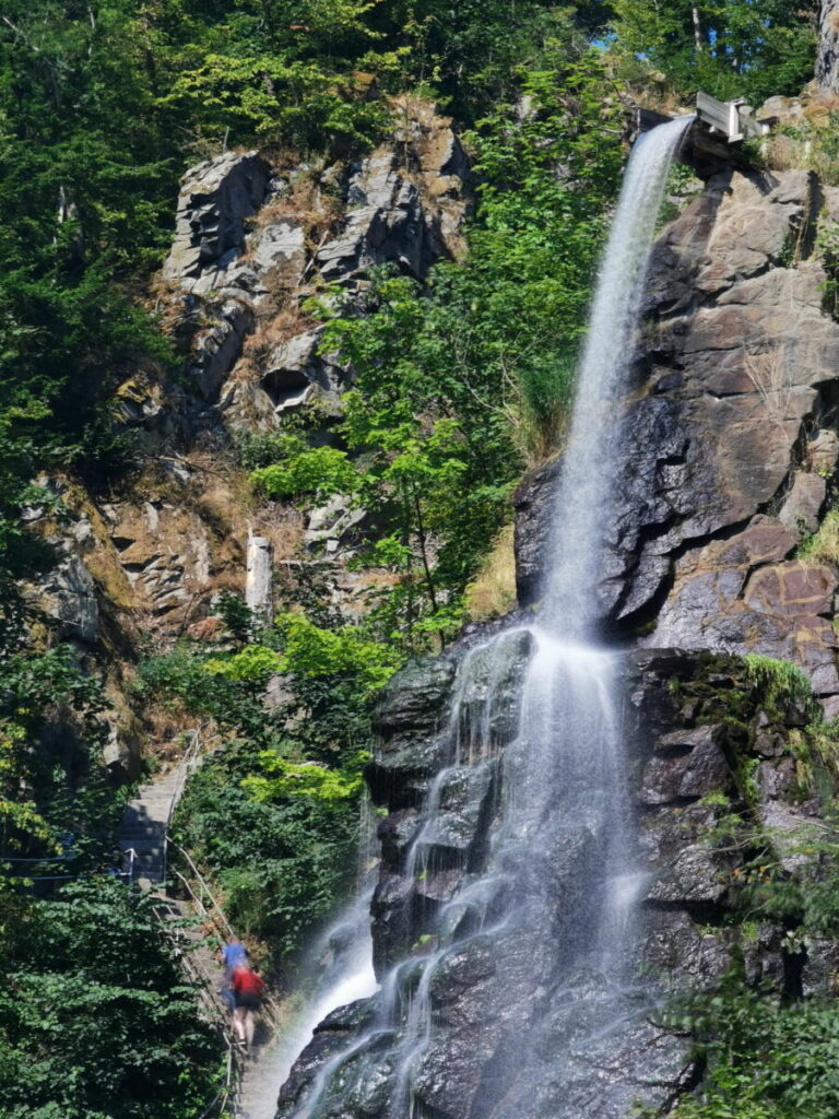 Der Blick von unten auf den Trusetaler Wasserfall - links siehst du die kleinen Wanderer hinauf wandern