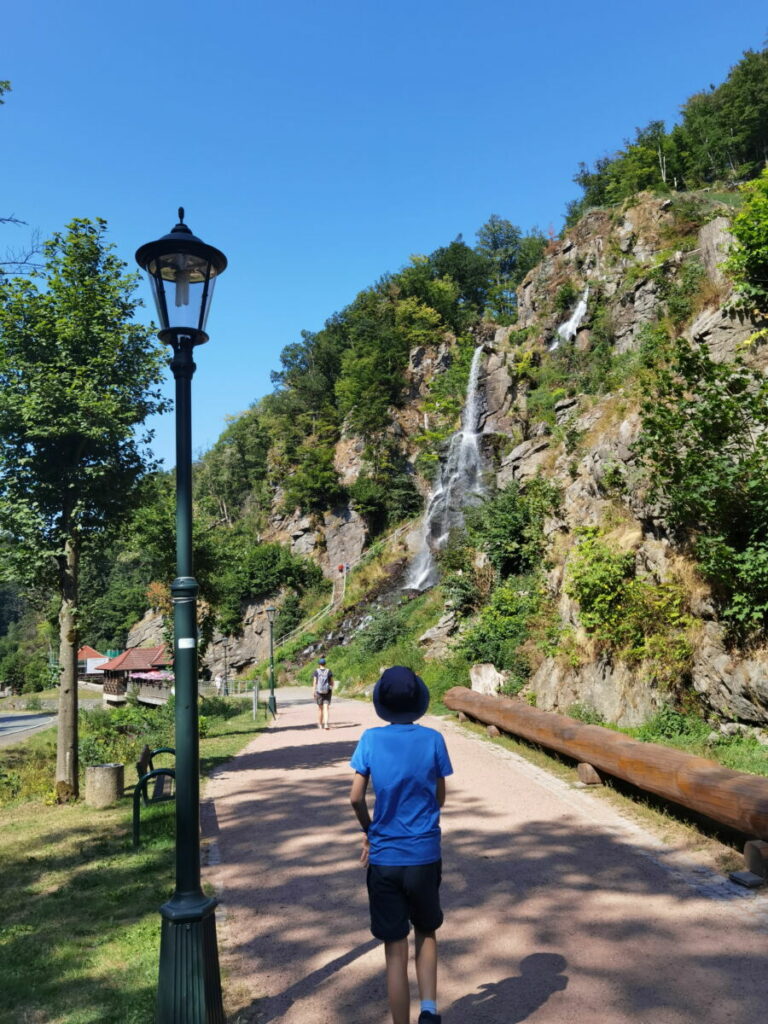 Die Trusetaler Wasserfall Wanderung - vom Parkplatz geht es die wenigen Meter hinüber zum Wasserfall